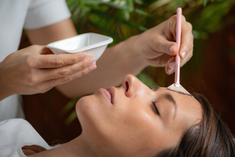 Mikrodermabrázia vs. chemický peeling: Ktoré ošetrenie je pre vás vhodnejšie a prečo?